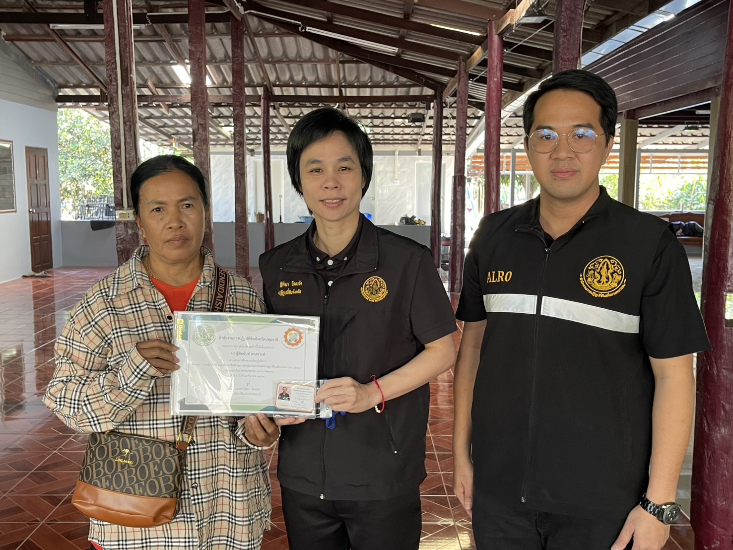 title - นางสาวฐิติมา วัฒนจัง” ปฏิรูปที่ดินจังหวัดปทุมธานี มอบประกาศนียบัตร และบัตรประจำตัวอาสาสมัครปฏิรูปที่ดินเพื่อเกษตรกรรม (อสปก.) ให้แก่ อสปก.ที่ผ่านการฝึกอบรมเชิงปฏิบัติการ 